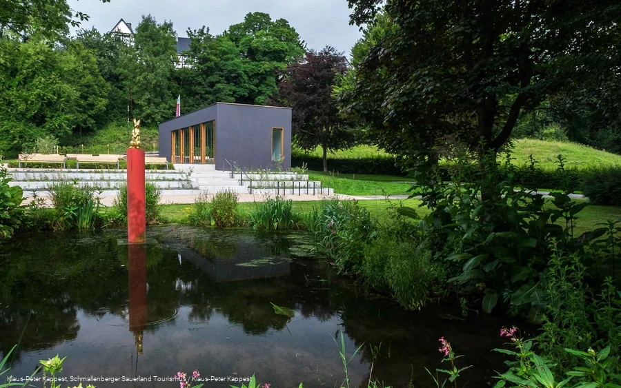Skulptur "Das Blaue Wunder" mit dem Lenneatelier im Lennepark Schmallenberg