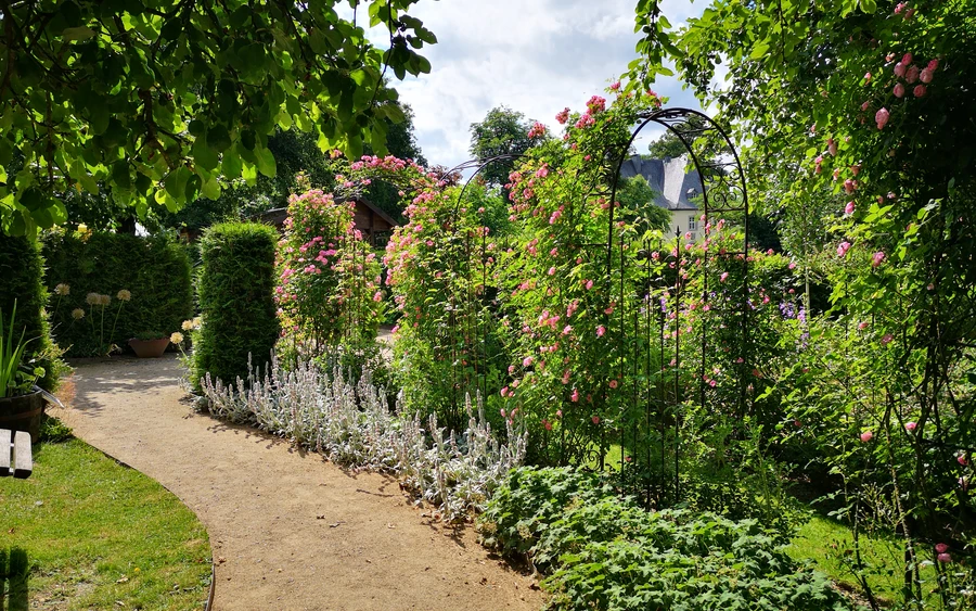 Laubengang m. Schloss.jpg