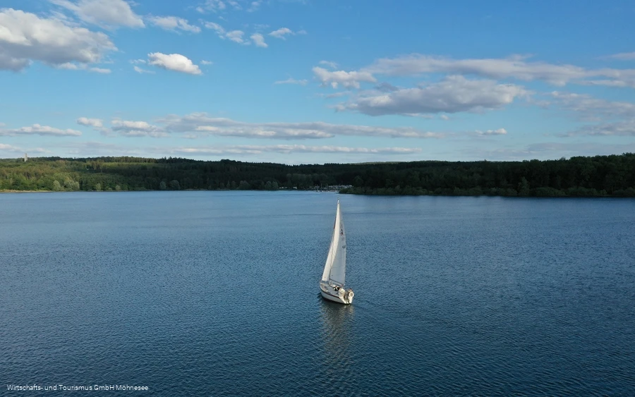 Segelboot auf dem Möhnesee