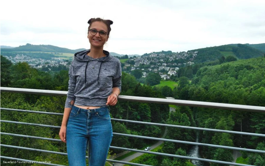 Janna Kamphof am Aussichtspunkt des Hennedamms.