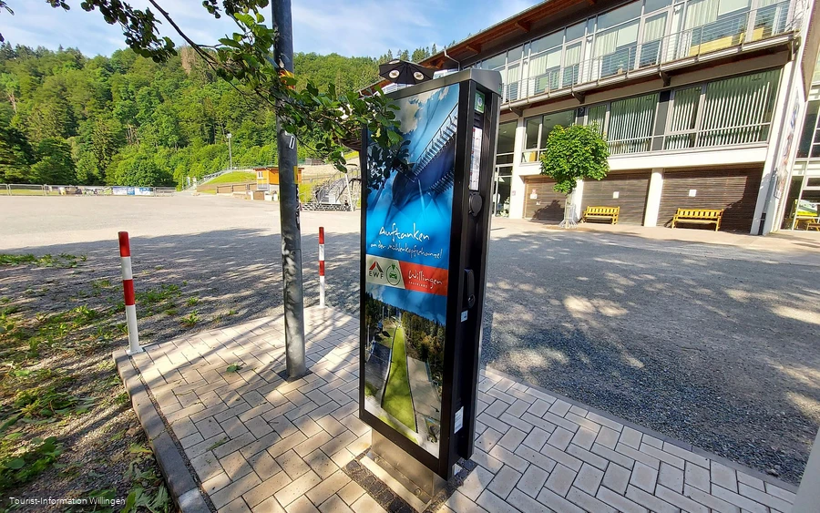 Original E-Ladesäule Rückseite Mühlenkopfschanze Copyright Tourist-Information Willingen CC BY-SA.jpg