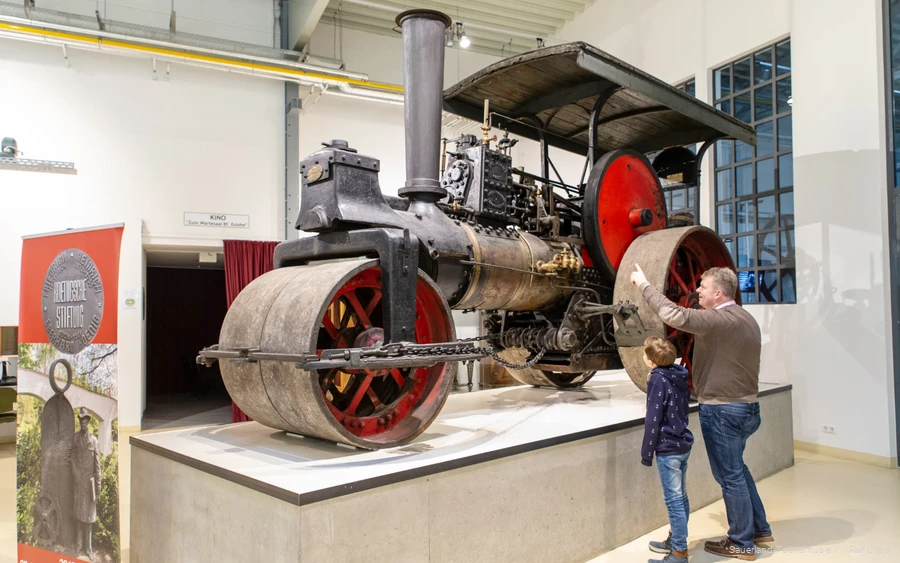 Eine Familie besichtigt ein Museum im Sauerland.