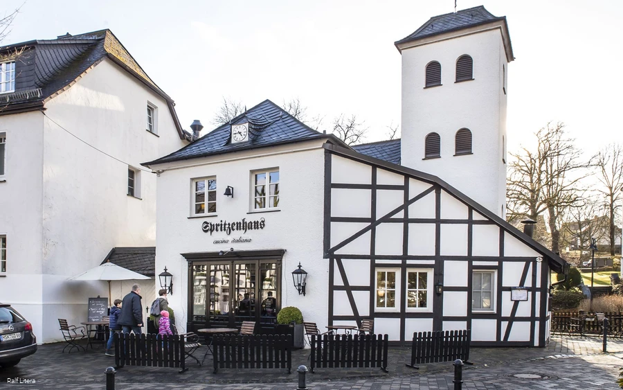 Spritzenhaus-1 De familie op weg naar de brandweerkazerne.