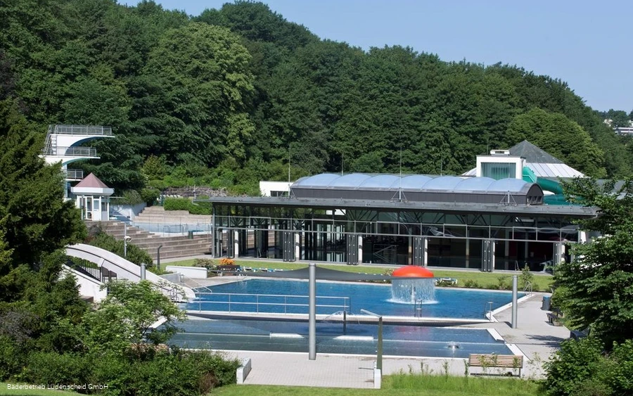 Becken im Außenbereich des Familienbades Nattenber