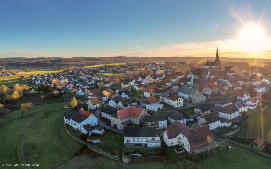 Blick auf das Bergdorf Kallenhardt