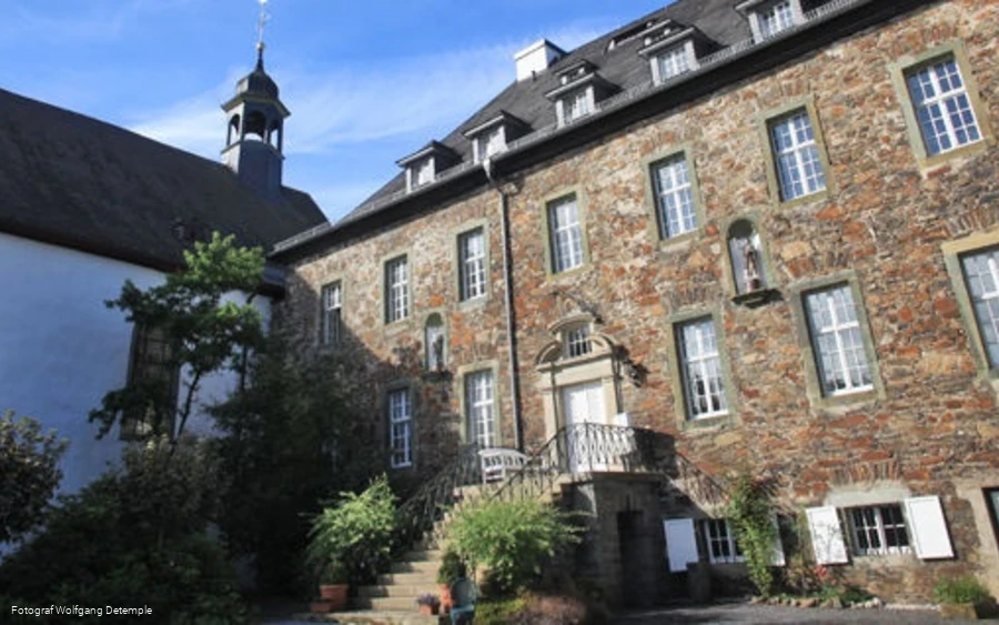 Kloster mit Kirche Kloster mit Kirche