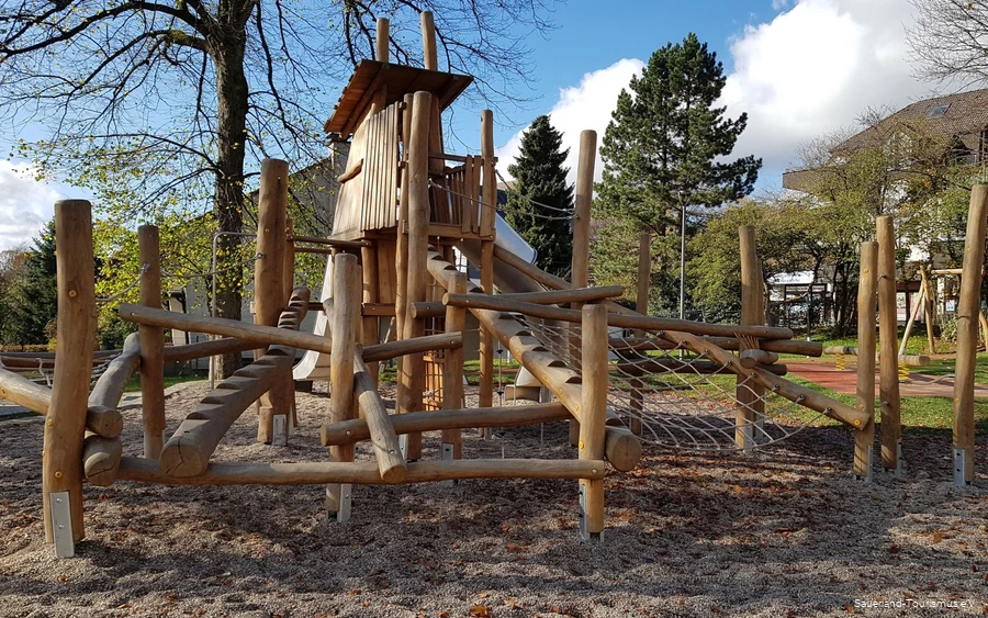 Abenteuerspielplatz Wippermann Klettergerüst des Spielplatzes an Villa Wippermann