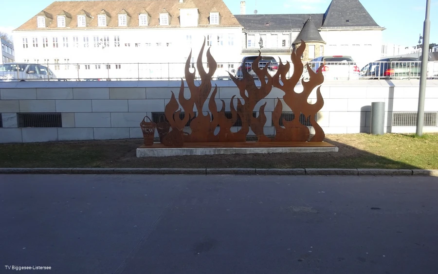 Skulptur Feuer löschen
