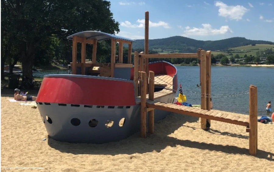 Spielschiff an der Uferpromenade Diemelsee