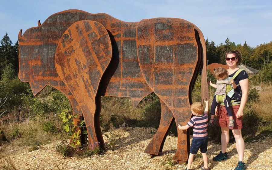 Elke van Wanrooij with her children in the bison world on the Rothaarsteig.