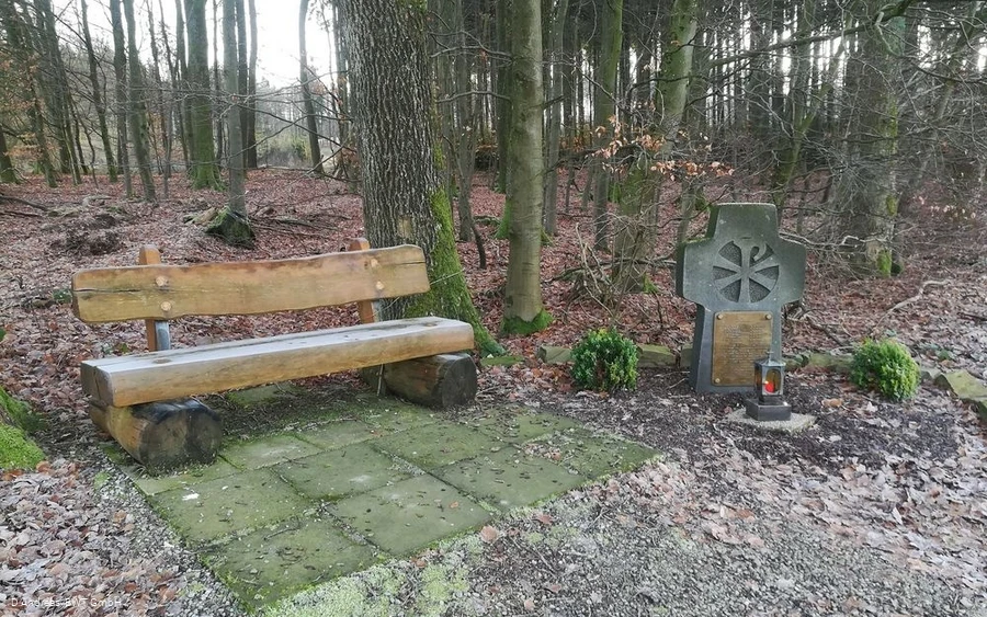 Gedenkstein mit Bank