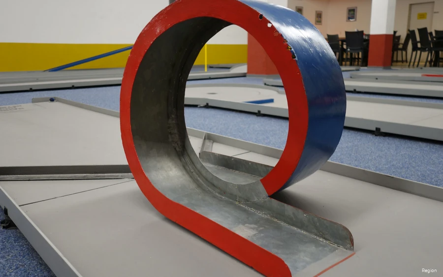 Halver minigolfzaal Minigolfbaan met lus