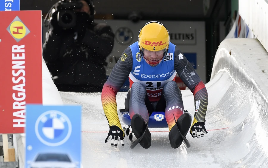 Rennrodler Felix Loch nimmt Anschwung für seine Abfahrt durch den Eiskanal