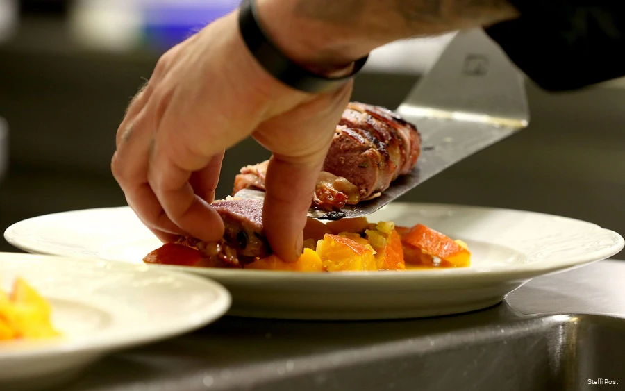 Kueche-Gericht_Hessenhof Das Essen wird angerichtet.