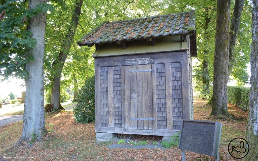 Historischer Haferkasten im Kirchenumfeld