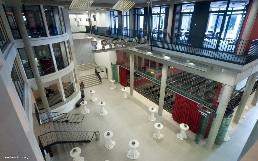 Foyer mit Stehtischen Foyer mit Stehtischen