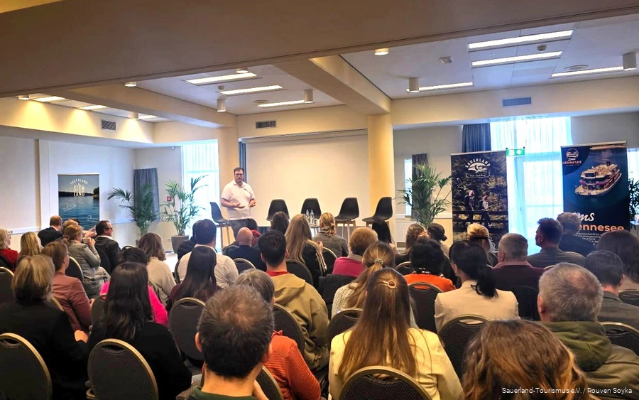 Der gefüllte Konferenzraum im Center Parcs Medebach zeigt die Teilnehmer des Tags der Ausflugsziele im Sauerland. Ein Mitarbeiter des Sauerland-Tourismus steht vorne und begrüßt die Gäste.