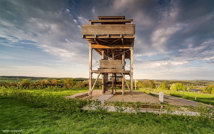 Auf einer der höchsten Erhebungen in der Gemeinde steht der Aussichtsturm Wenden-Heid.