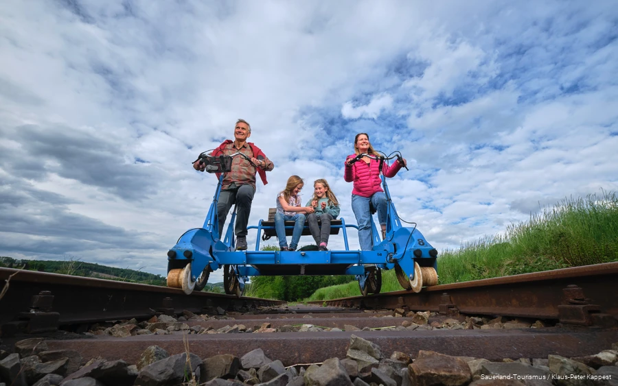 Een gezin rijdt op een trolley.