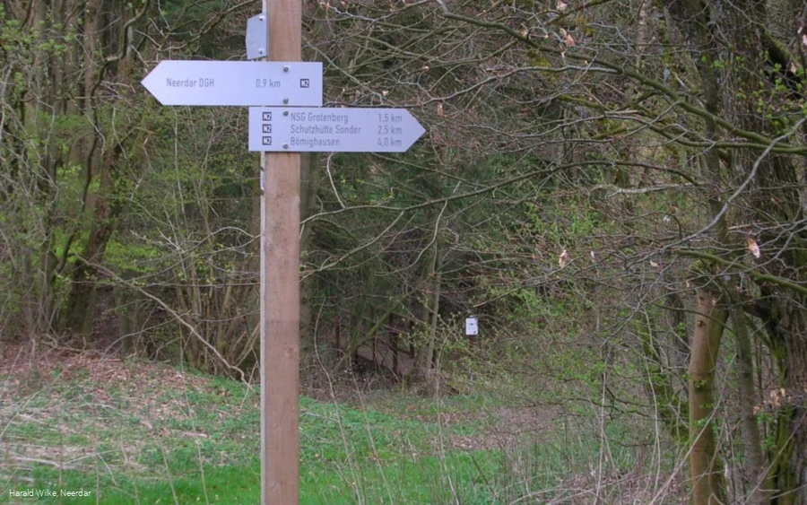 Wanderwegweiser am N2 bei Neerdar