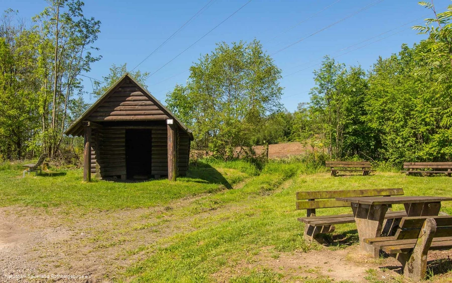 Bänke und Schutzhütte Bänke und Schutzhütte