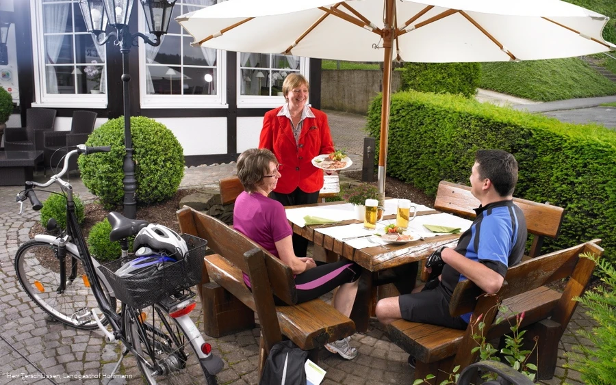 Sitzplatz vor dem Landgasthof Hoffmann Sitzplatz vor dem Landgasthof Hoffmann