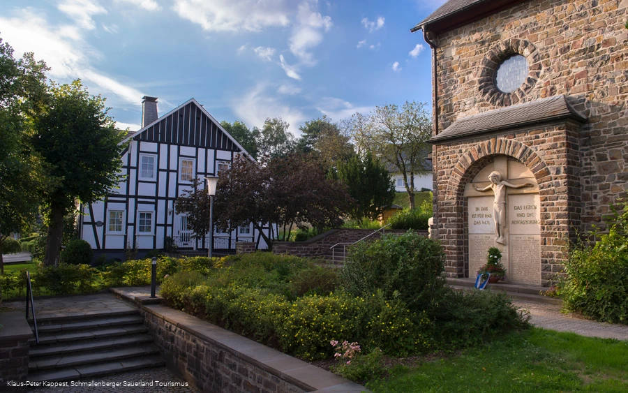 An der Kirche St. Michael in Holthausen
