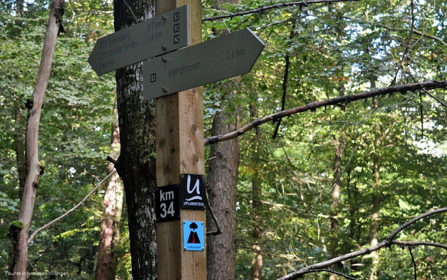 Wegweiser Uplandsteig und Vulkanpfad Welleringhausen