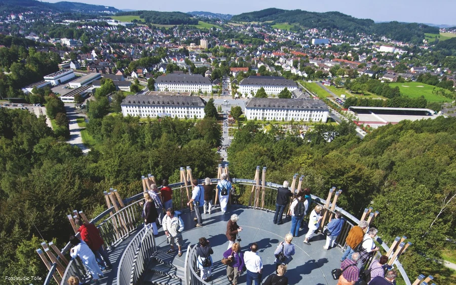 Juebergtoren Mensen genieten van het uitzicht vanaf de Jübergturm over de stad Hemer.