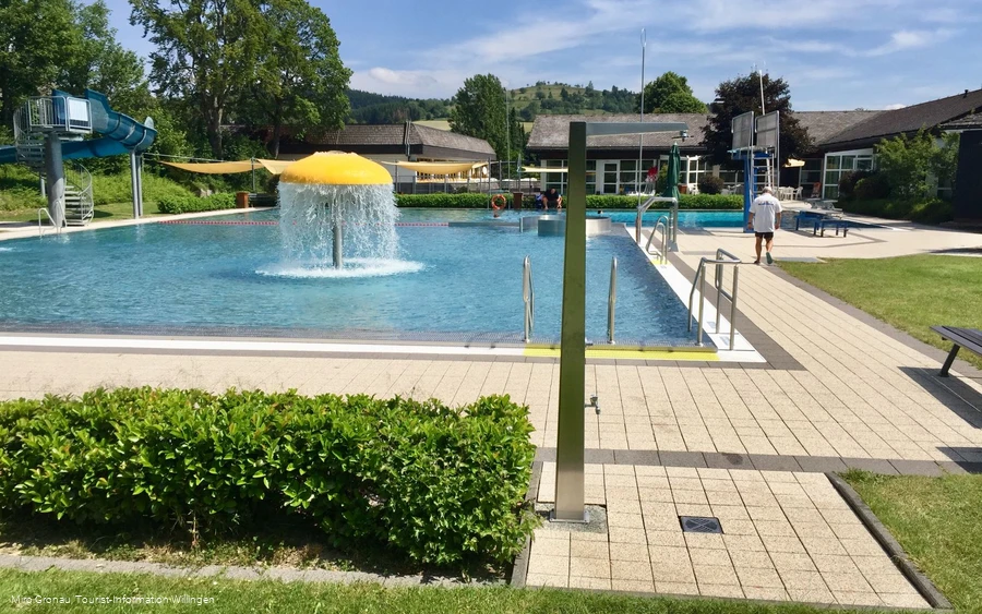 freibad-usseln-mit-wasserpilz.jpg freibad-usseln-mit-wasserpilz.jpg