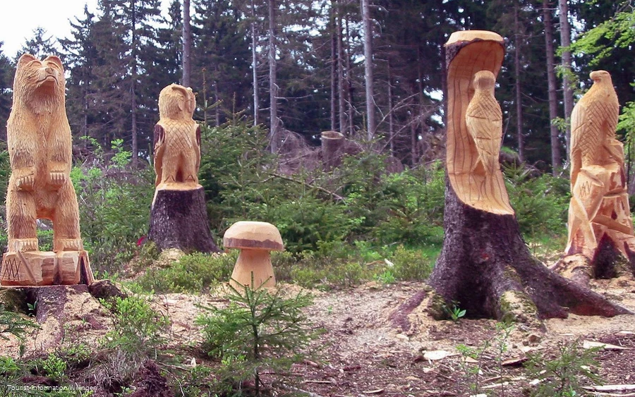 Schnitzarbeiten am Uplandsteig