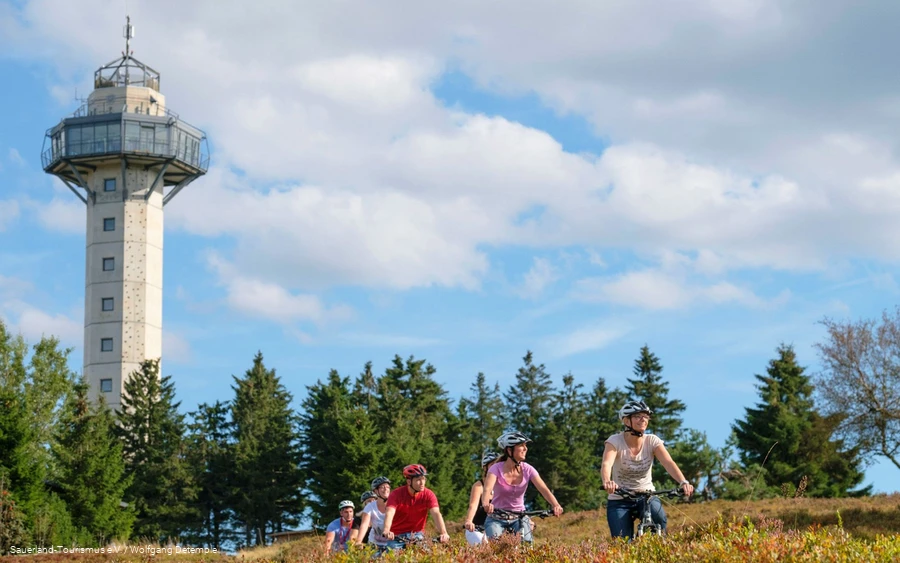 Toren op de hoge heide Fietsers op de Ettelsberg met Hochheideturm.