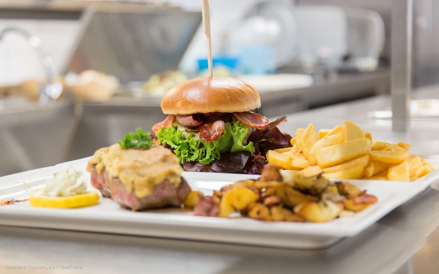 Heerlijke gerechten zoals hamburgers en vlees staan op het menu van Hotel Haus Wiesengrund.