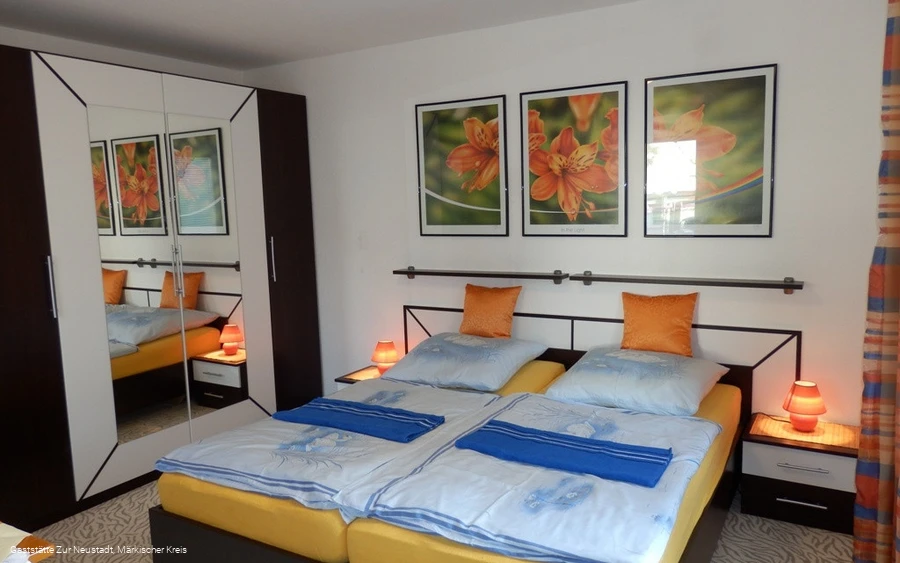 Gästezimmer Doppelbett - © Gaststätte Zur Neustadt