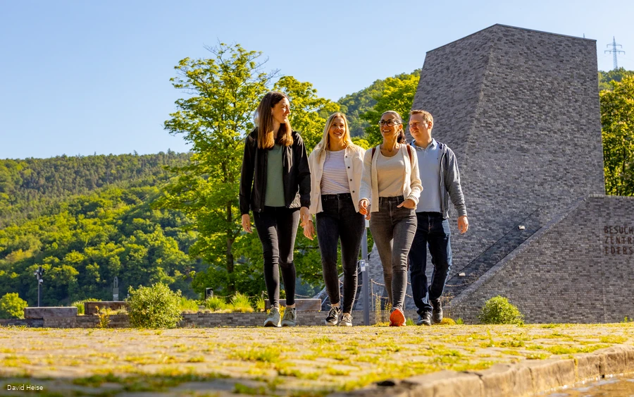 Besucher Sperrmauer und Besucherzentrum Edersee