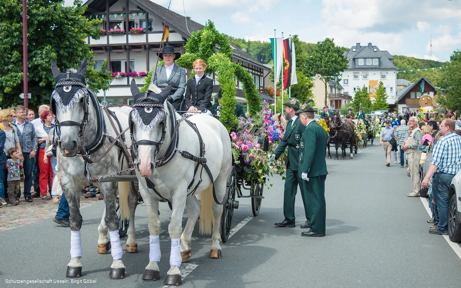 hofstaat-schuetzenfest-usseln-kutsche c) schuetzenverein-usseln.jpg