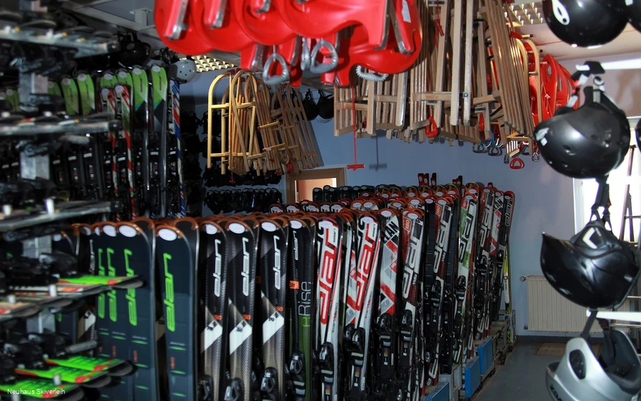 neuhaus-skiverleih-willingen-schlitten.JPG