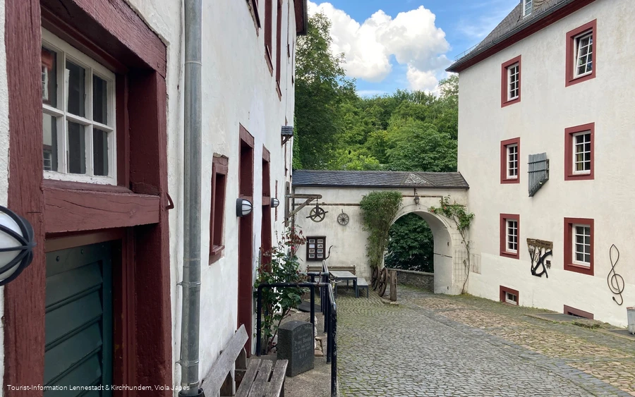 Burg Bilstein Innenhof©Tourist-Information Lennestadt & Kirchhundem, Viola Japes.jpg