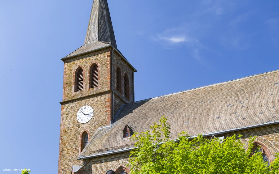 Eine Kirche vor blauem Himmel. Eine Kirche vor blauem Himmel.