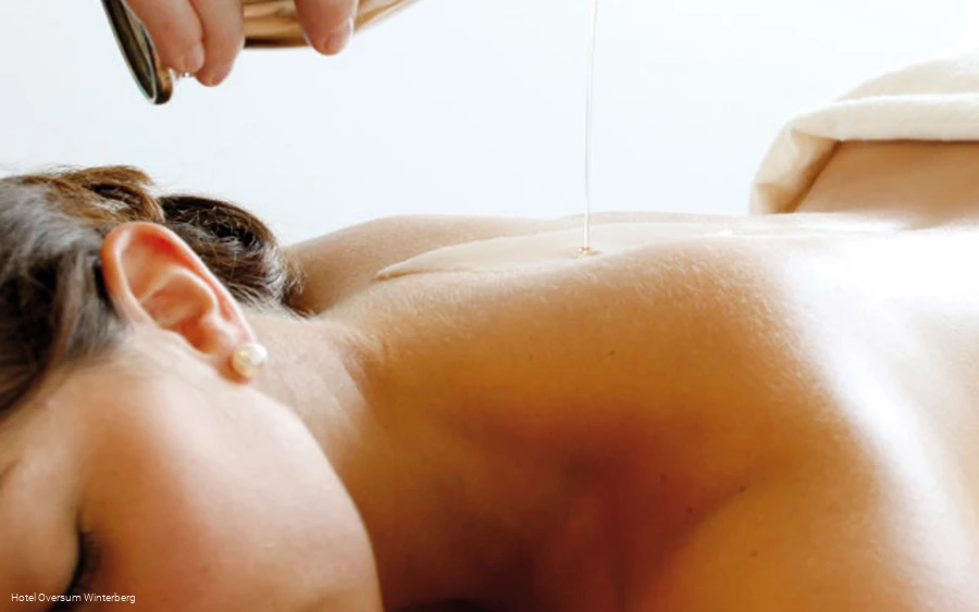 Eine Frau bei einer Rückenmassage.