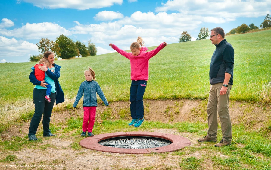 Familie am Kuhfladentrampolin auf dem Milch-Erlebnispfad Usseln Familie am Kuhfladentrampolin auf dem Milch-Erlebnispfad Usseln