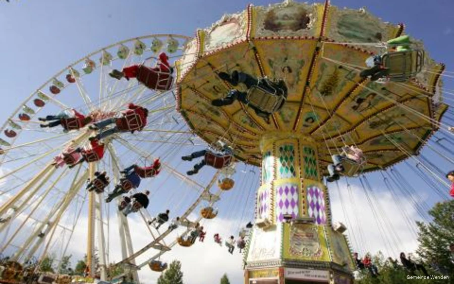 Wendsche-Kaermetze Kettenkarussel und Riesenrad auf der Wendschen Kärmetze.