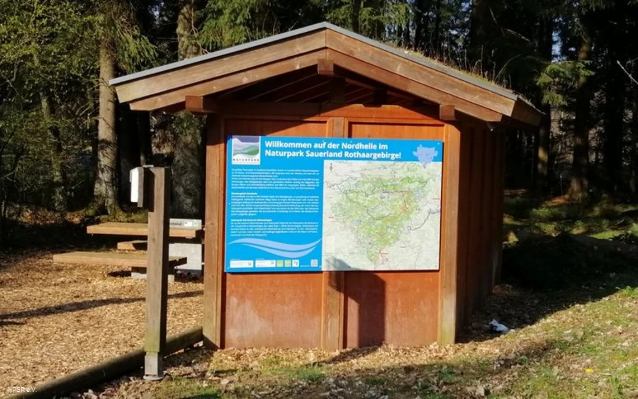 Informationshütte am Wanderparkplatz Nordhelle Informationshütte am Wanderparkplatz Nordhelle
