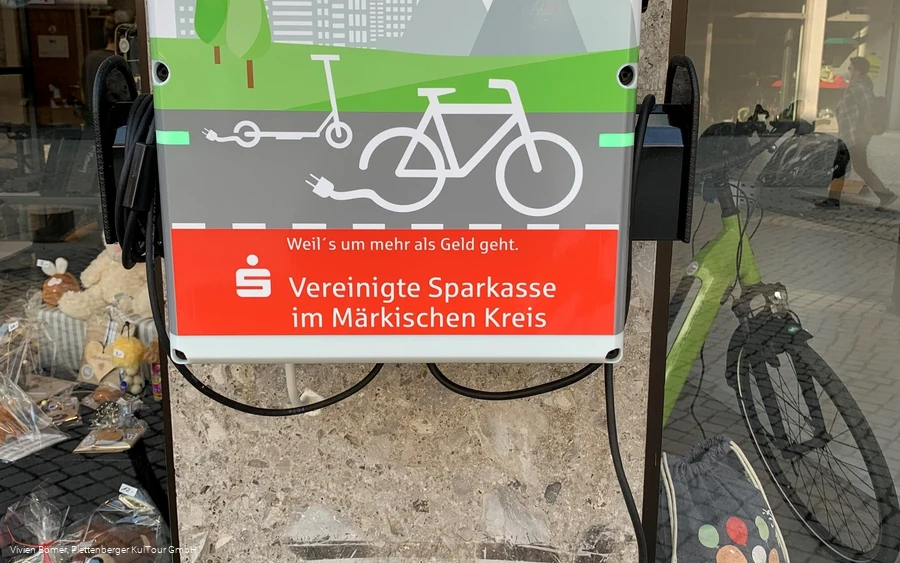 E-Bike Ladestation vor dem Wilhelm 9