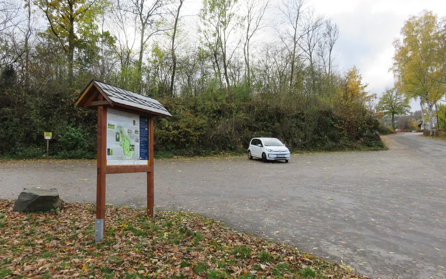 Parkplatz Kirche-Hallenberg.JPG Parkplatz Kirche-Hallenberg.JPG