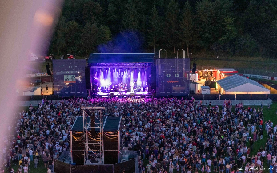 Luchtfoto van het Bautz festivalterrein met een groot podium en een menigte ervoor