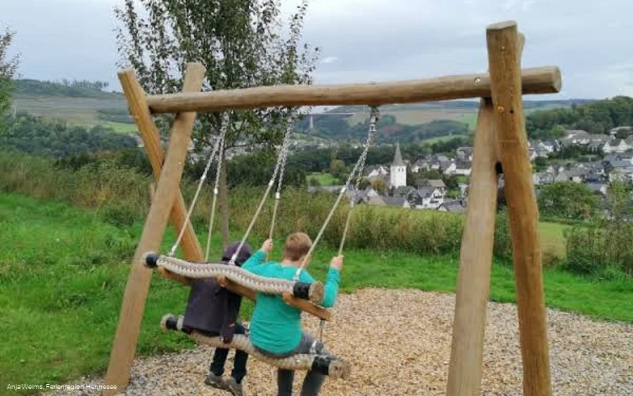 Doppelschaukel am Schaukelweg Ostwig