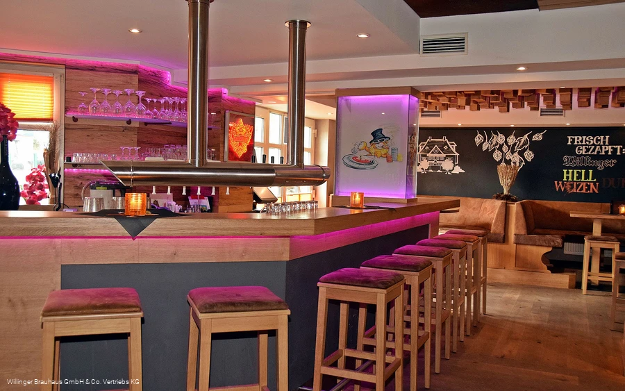 Leos Bierkeller Willingen Theke beleuchtet