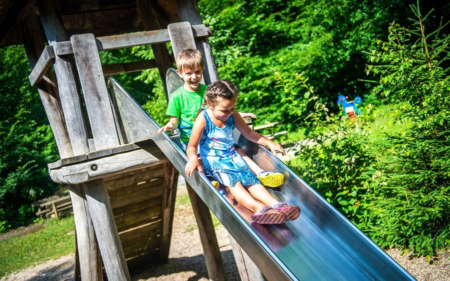 Kinder rutschen