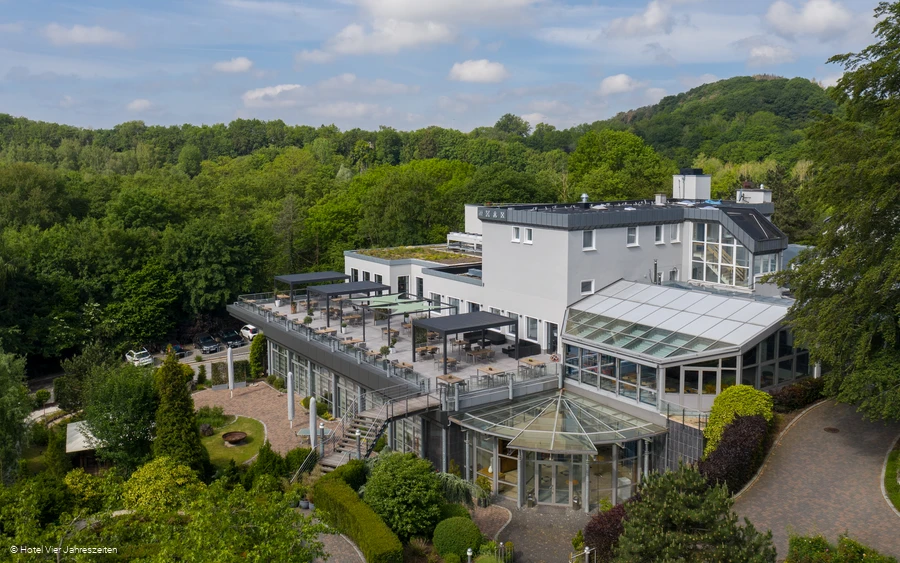 Moderne Hotelaußenansicht in grüner Lage Moderne Hotelaußenansicht in grüner Lage